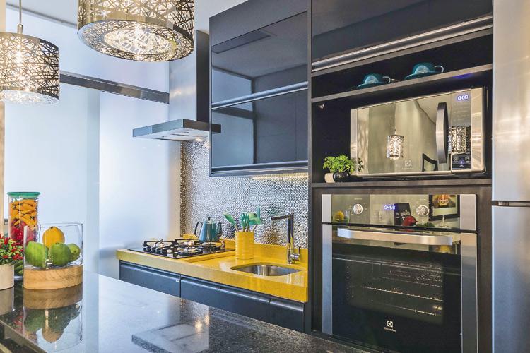 Transforme sua cozinha com cores vivas e iluminação 