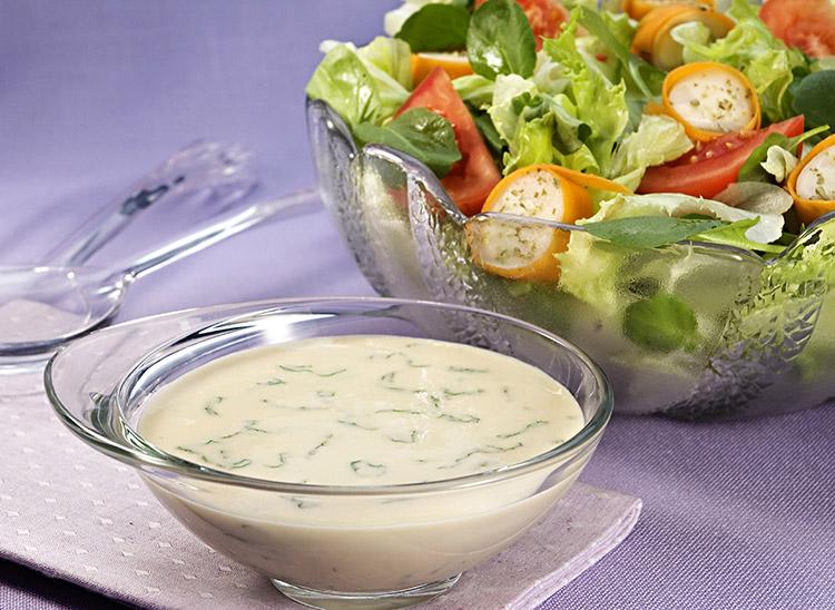 Como deixar os molhos para saladas mais saudáveis sem perder o sabor? 