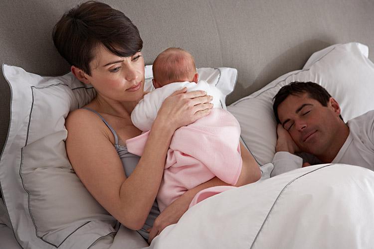 Após ter um filho, quem dorme menos: homens ou mulheres? 