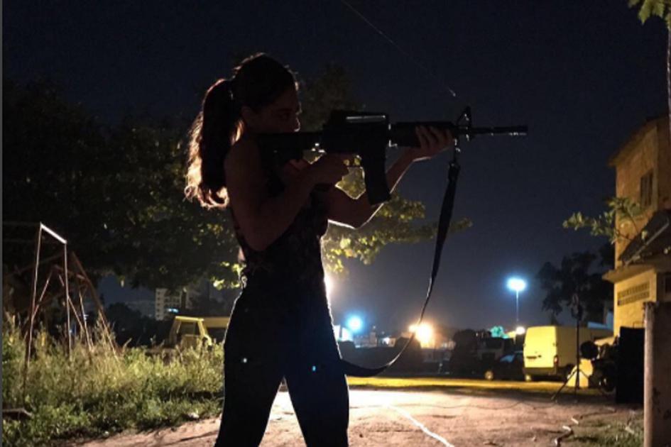 Bibi Perigosa: Juliana Paes aparece segurando um fuzil em A Força do Querer 