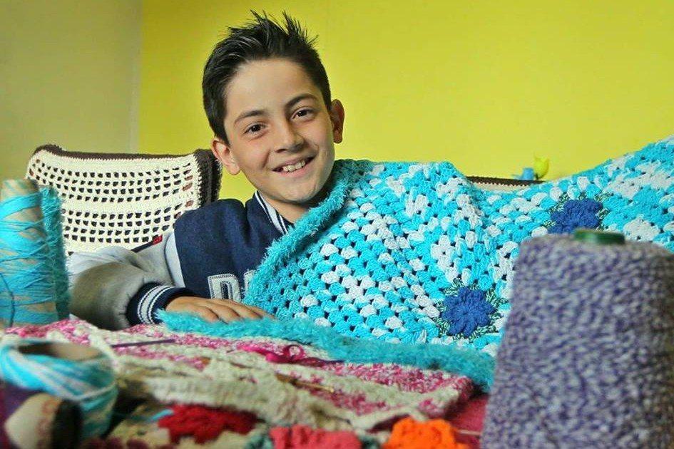 Menino de 12 anos faz sucesso no YouTube ensinando crochê! 