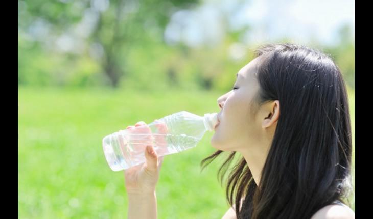 Benefícios da água: 5 motivos para incluí-la em sua rotina 