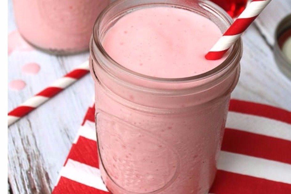 Veja como preparar uma receita de milk-shake fit de morango com gelatina! 