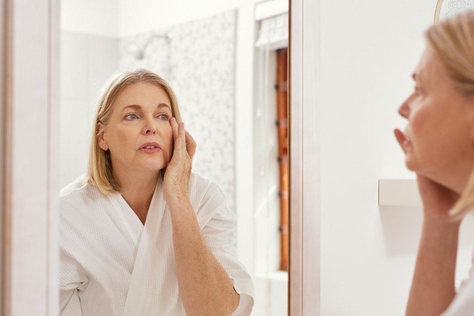 Veja dicas de especialistas para cuidar da pele durante a menopausa 