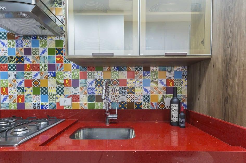Cozinha pequena e organizada com cores que chamam a atenção 