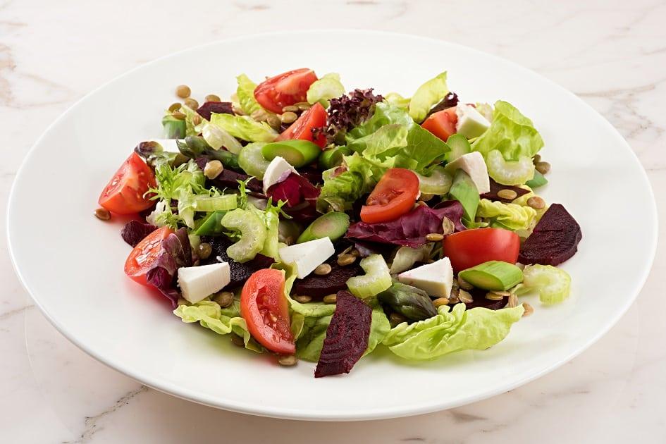 Receitas de saladas leves: 5 pratos saborosos feitos com a aliada da dieta 