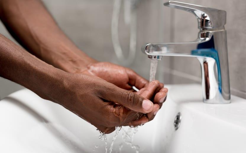 Aprenda a forma correta de lavar as mãos para se proteger de vírus e germes 