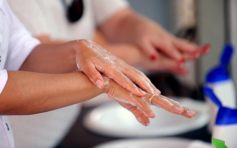 Professora explica importância de lavar as mãos e vídeo viraliza na internet 