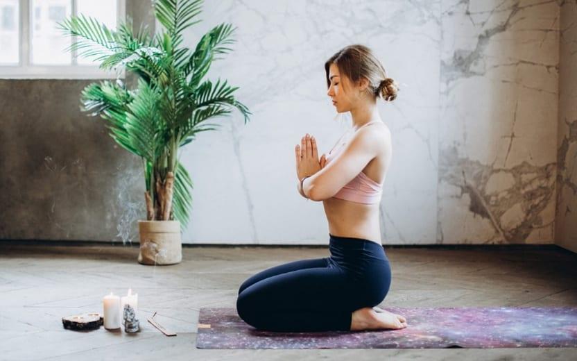 11 passos essenciais para começar a praticar yoga em casa 