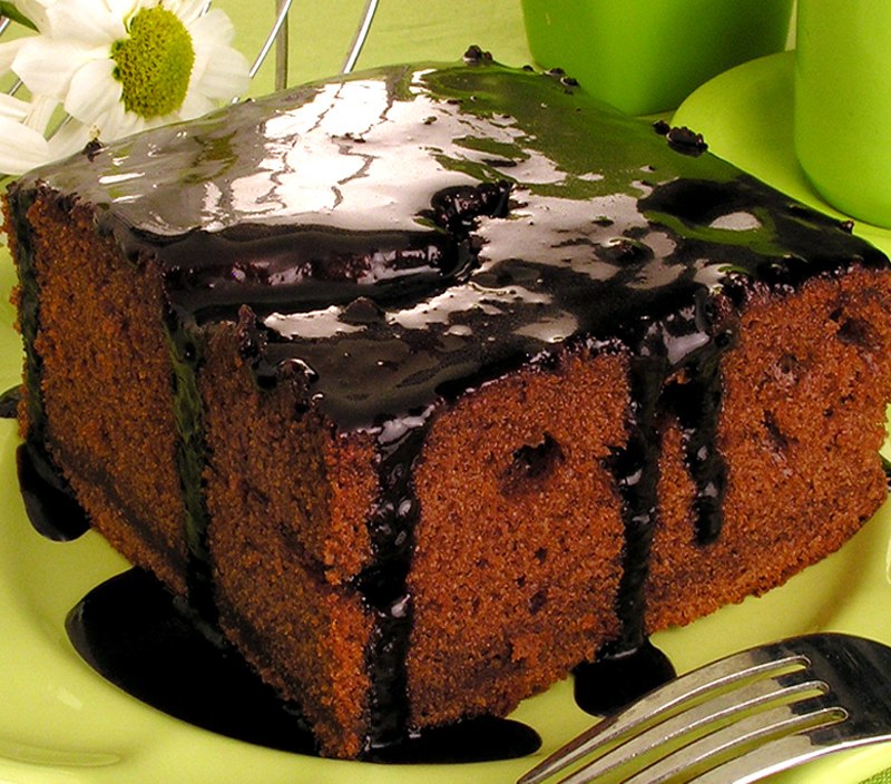Faça este bolo de chocolate com bastante calda