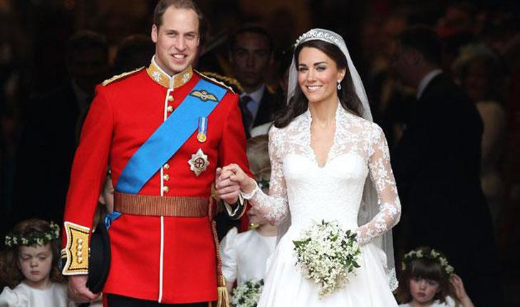 Foto do casamento do príncipe William e da princesa Kate saindo da igreja