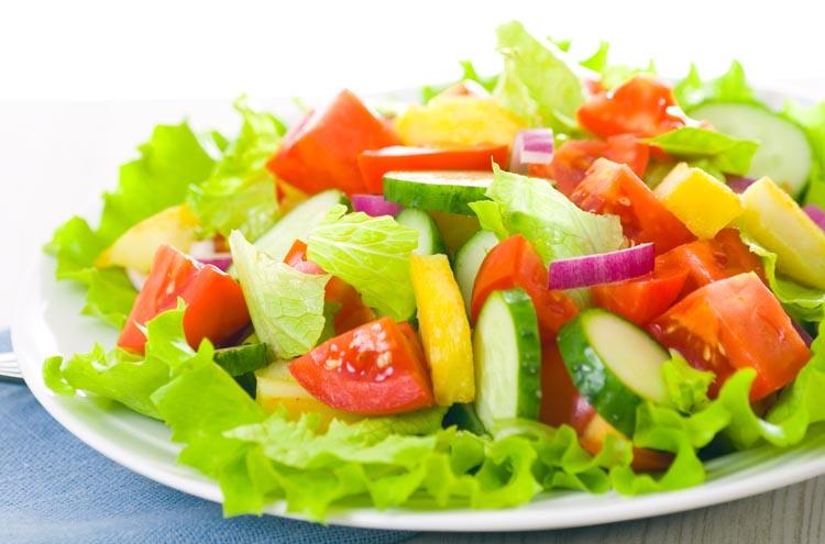 Salada de verduras e legumes, prato colorido, fundo branco