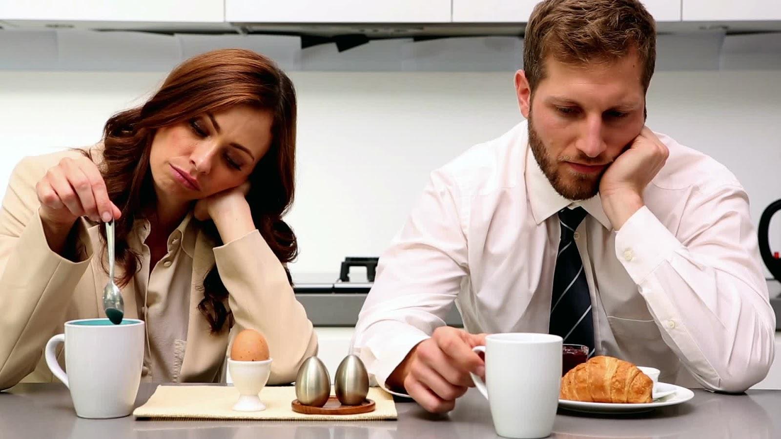 Casal desapontados com o relacionamento sentados na mesa do café