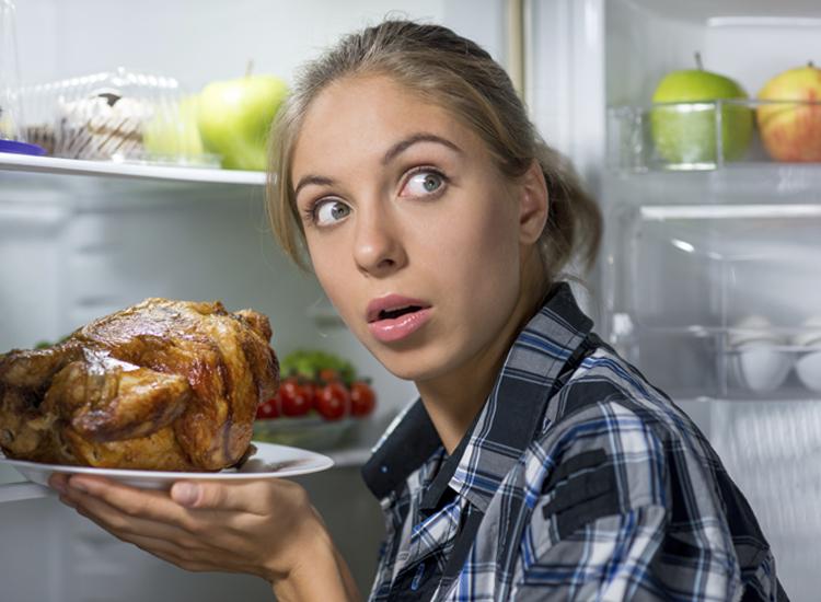 mulher ataca geladeira: isso é sinal de compulsão alimentar
