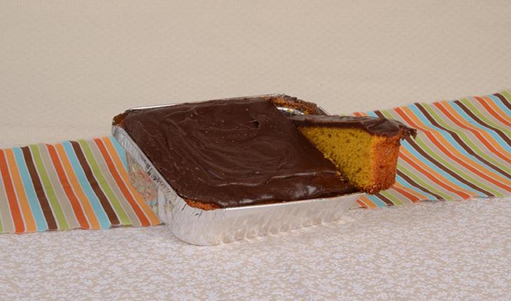 bolo com cobertura de chocolate servido na marmita