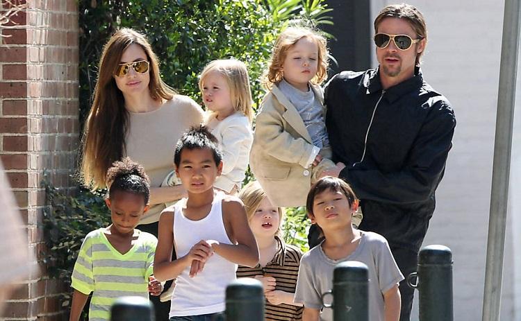 Angelina Jolie e Brad Pitt com os filhos