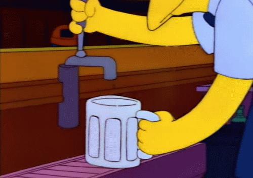 Gif do personagem do simpsons colocando cerveja em um copo