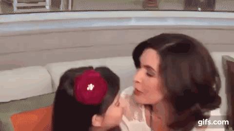 Gif de Fátima Bernardes beijando o rosto de uma garotinha