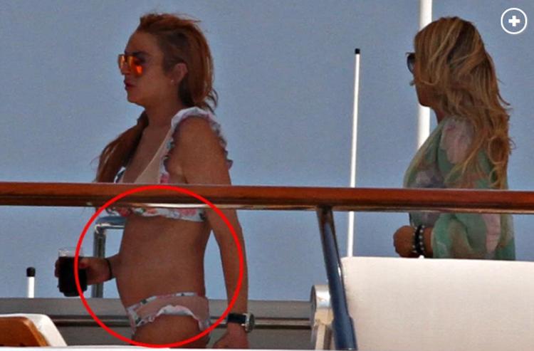 Lindsay Lohan com barriguinha de grávida