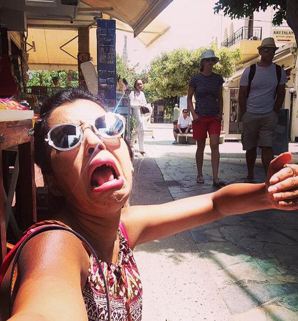 Paquistanesa tira fotos fingindo que está acompanhada no marido em lua de mel na Grécia