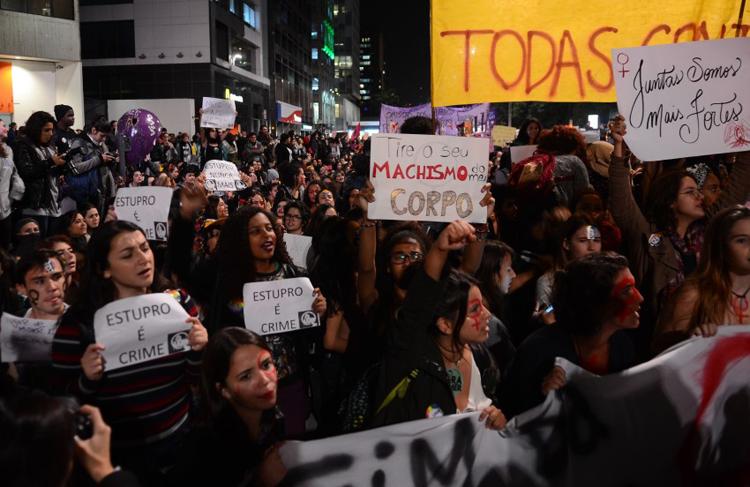Mulheres protestando na Avenida Paulista, em São Paulo (Foto: Rovena Rosa/Agência Brasil)