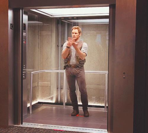 Homem abrindo a porta do elevador