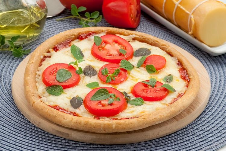 comer pizza com queijo e tomate