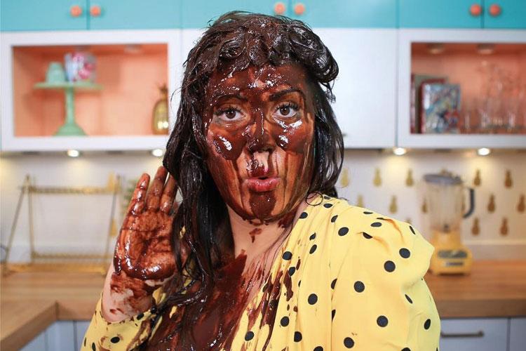 Rainha da Cocada Raiza Costa se lambuza com chocolate