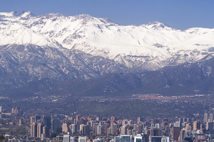 Centro de Santiago, no Chile, com a Cordilheira dos Andes ao fundo