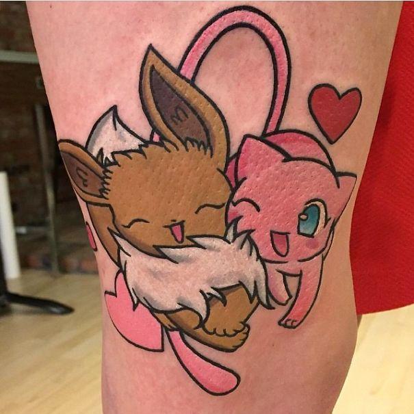 Tatuagem de Pokémon Eevee e Mew