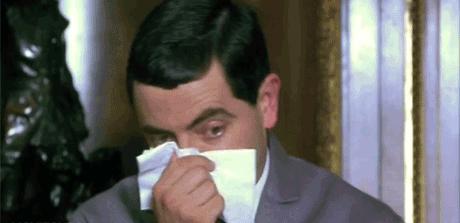 gif Mr. Bean assoando o nariz pum