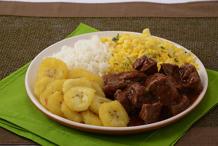 Picadinho com Banana, carne, arroz, farofa, prato, toalhas.