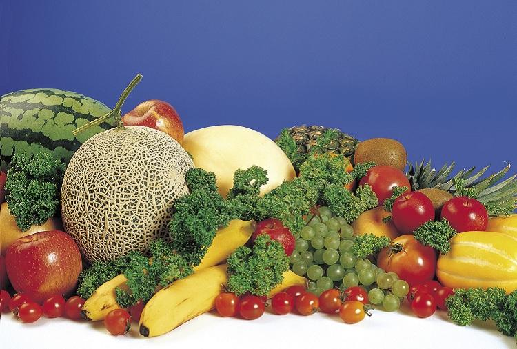 mesa com várias frutas