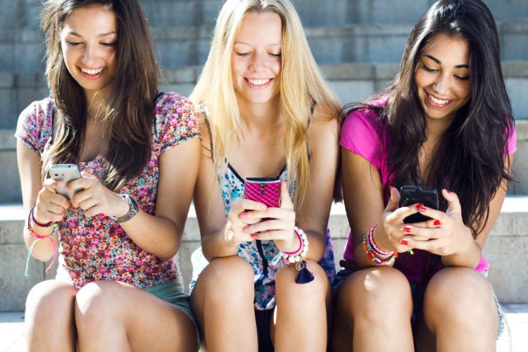Meninas, sentadas, felizes, sorrindo, mexendo no celular, whatsapp, etiqueta
