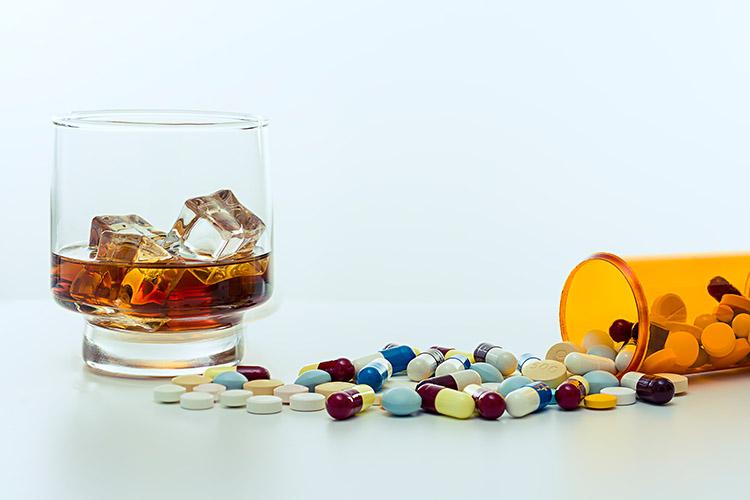 remédio antibiótico mistura com álcool