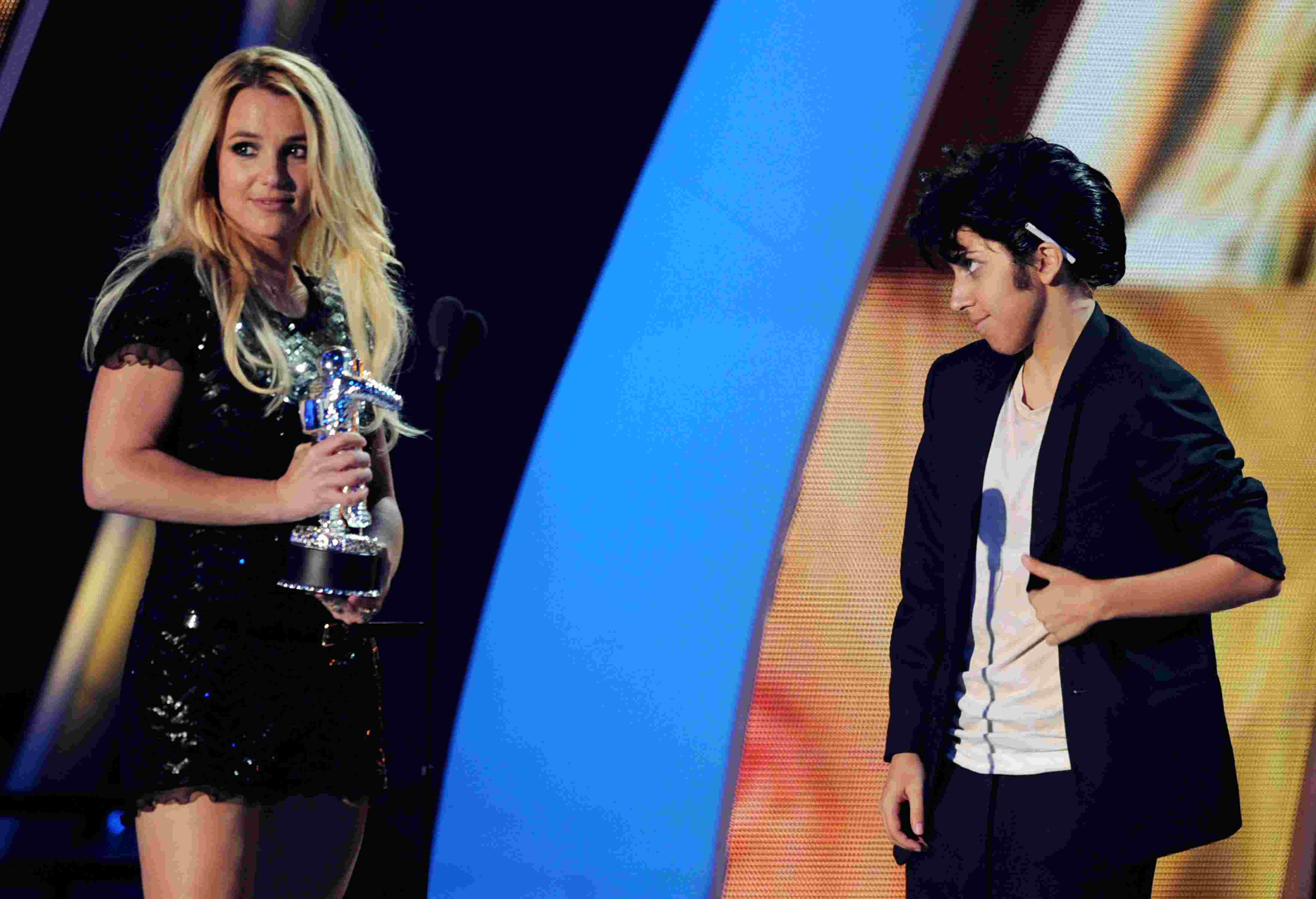 Lady Gaga entrega Video Vanguard Award para Britney Spears no VMA 2011