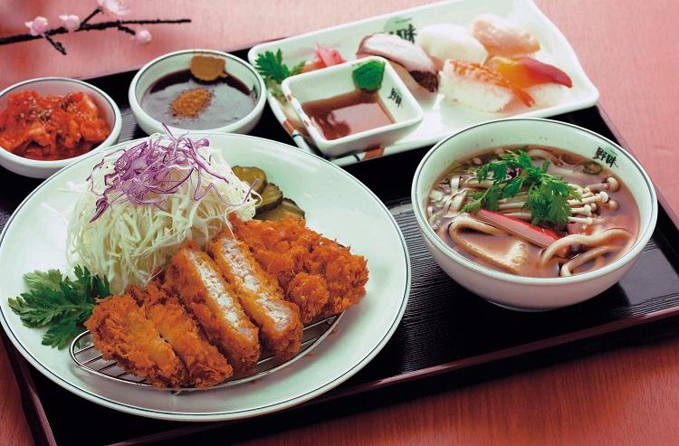 mesa com comida japonesa