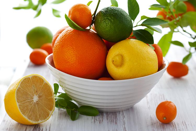 frutas cítricas diversas: laranja, limão e mexerica