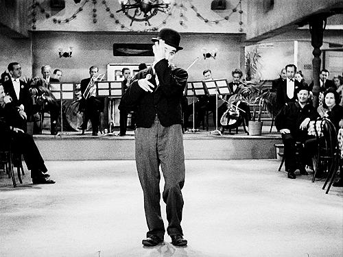 dança enigmática do filme de charles chaplin em preto e branco 