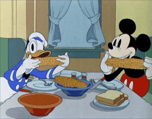 gif mickey mouse e pato donalds comendo milho walt disney