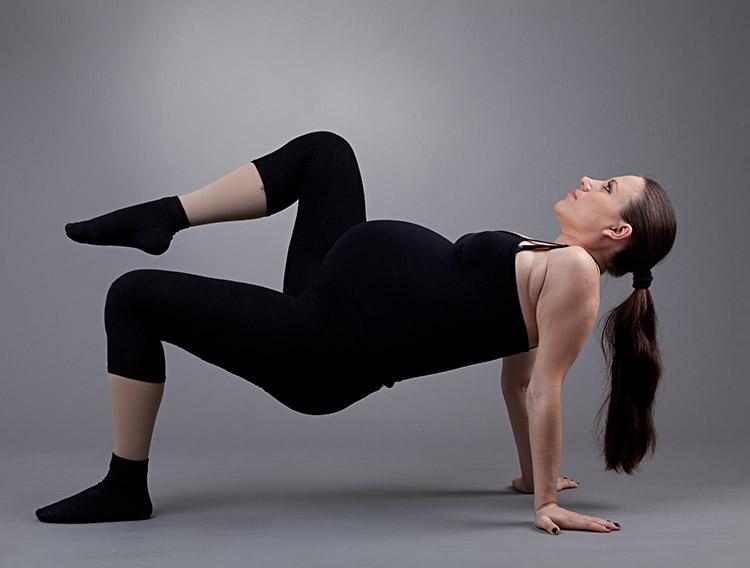 Mulher grávida praticando exercício