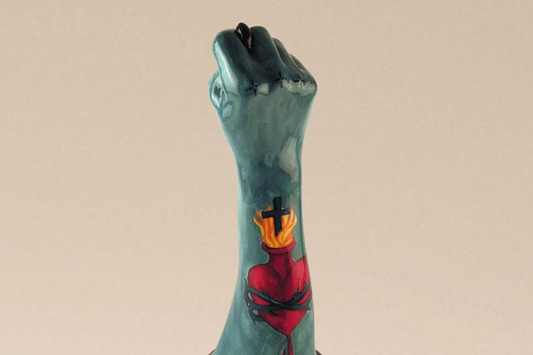imagem de um objeto que representa uma mão fazendo figa