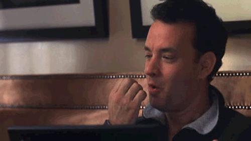 Tom Hanks se preparando para digitar