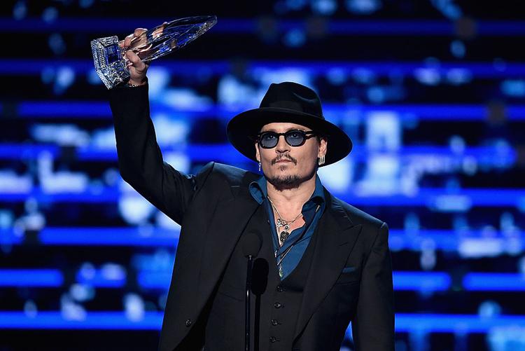 Johnny Depp ganhando prêmio diz não gostar da fama