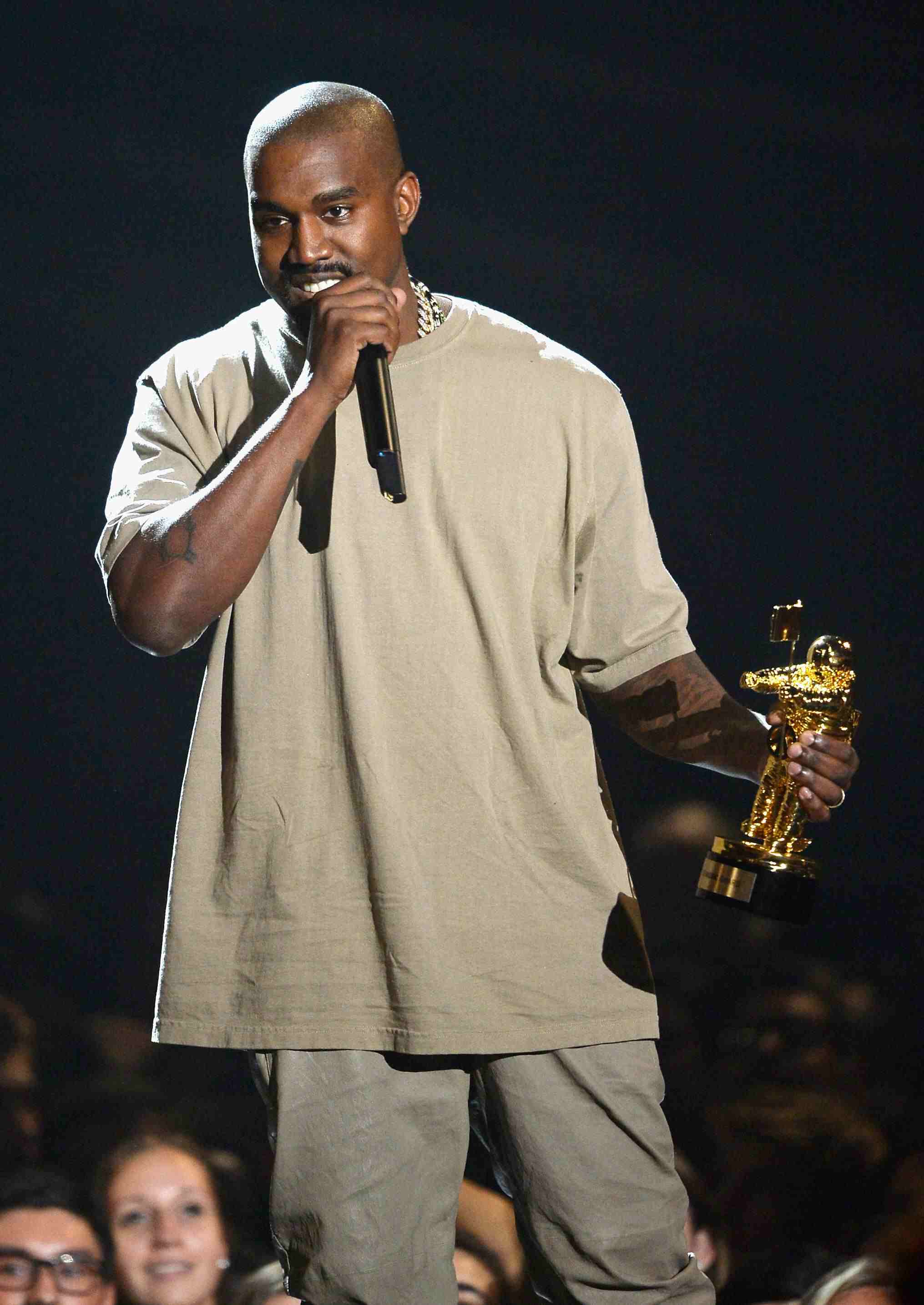 Kanye West discursa após receber prêmio Michael Jackson Video Vanguard no VMA 2015