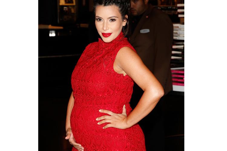 Kim Kardashian comemora perda de peso após gravidez
