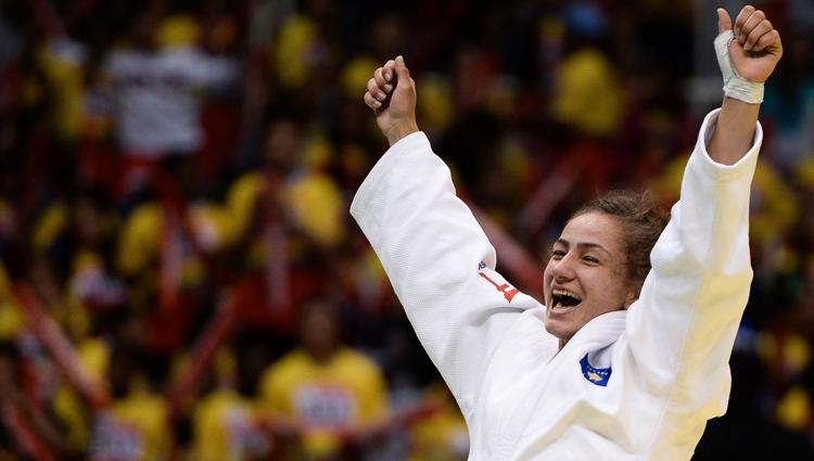 Judoca do Kosovo comemorando o ouro nas olímpiadas