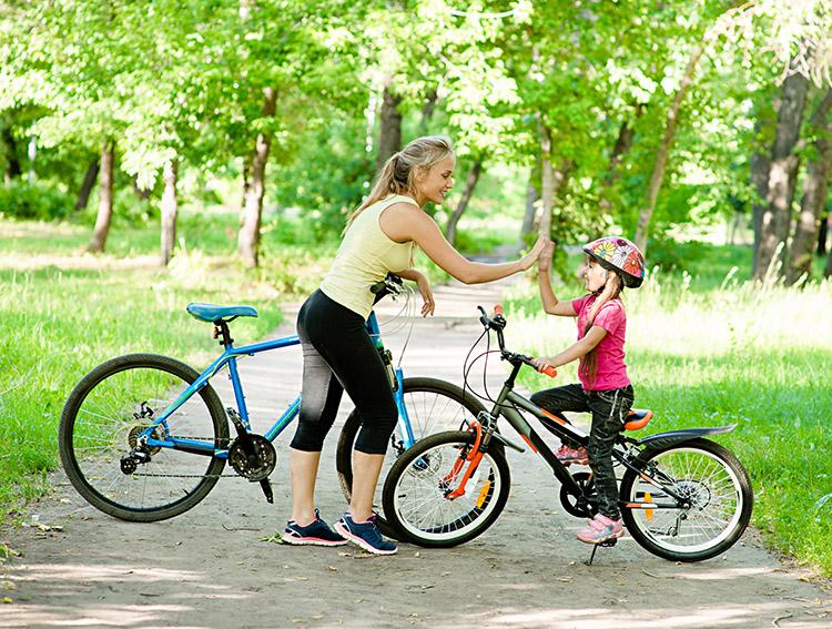 Mãe, filha, felizes, abraço, sorrindo, bicicleta