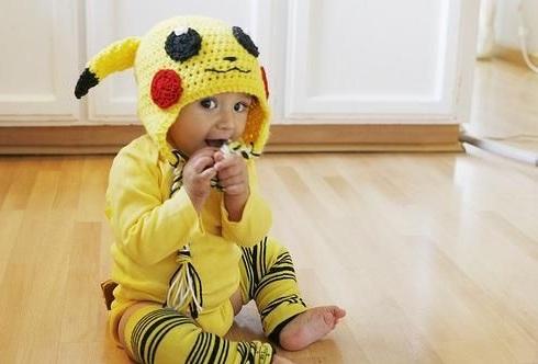 bebê fantasiado de pikachu