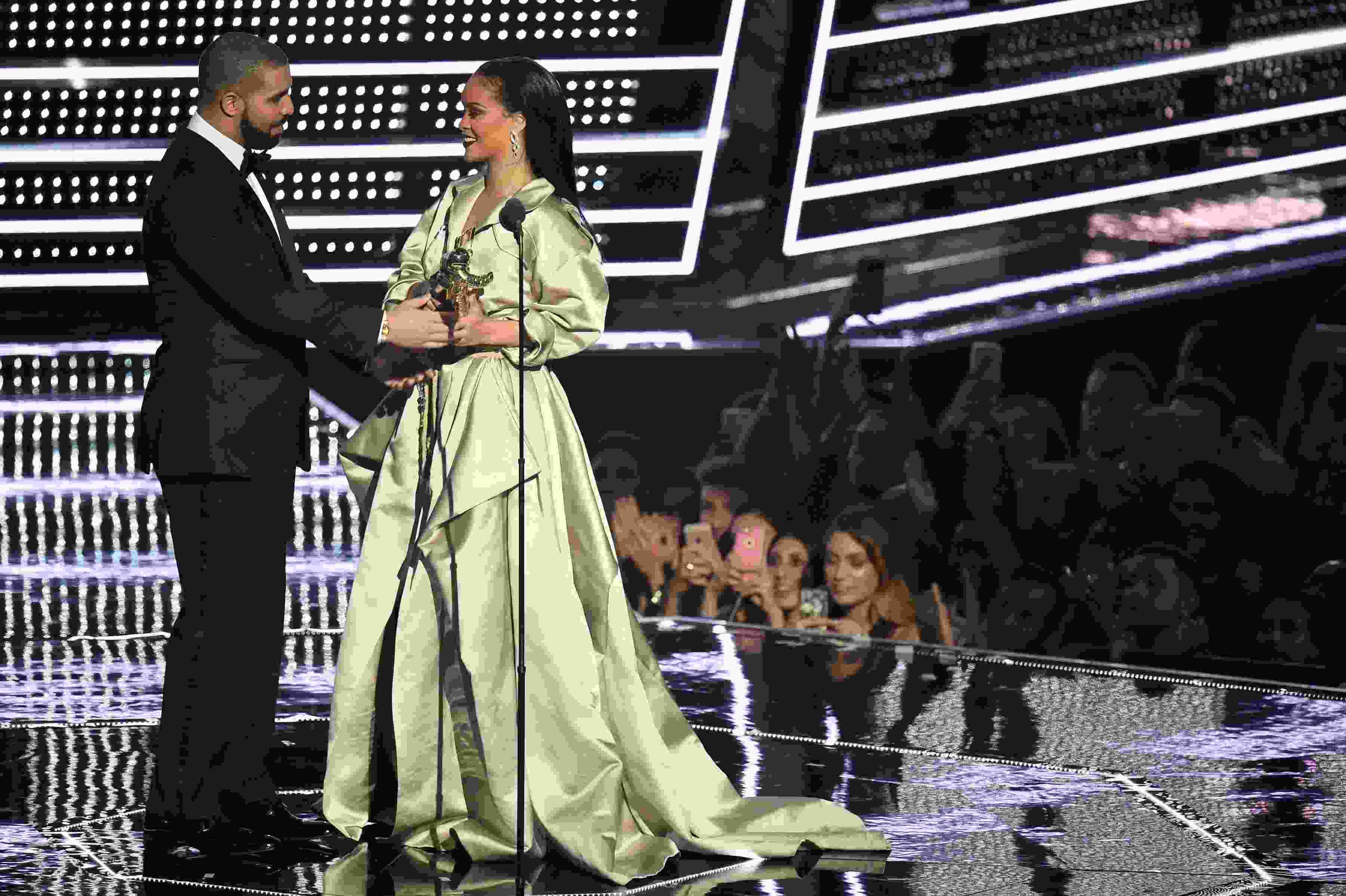 Drake entrega prêmio Michael Jackson Video Vanguard para Rihanna no Video Music Awards 2016